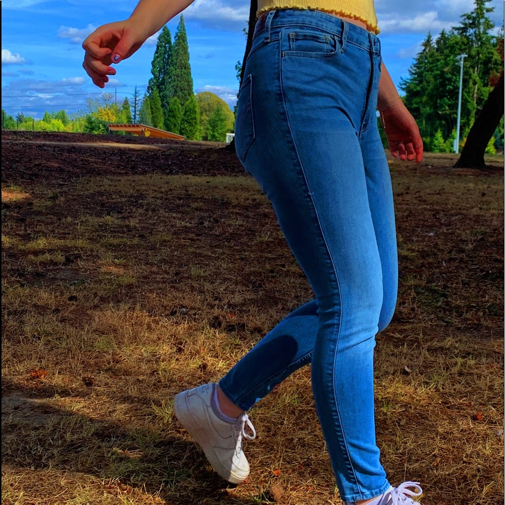 LIGHT BLUE AMERICAN EAGLE JEANS